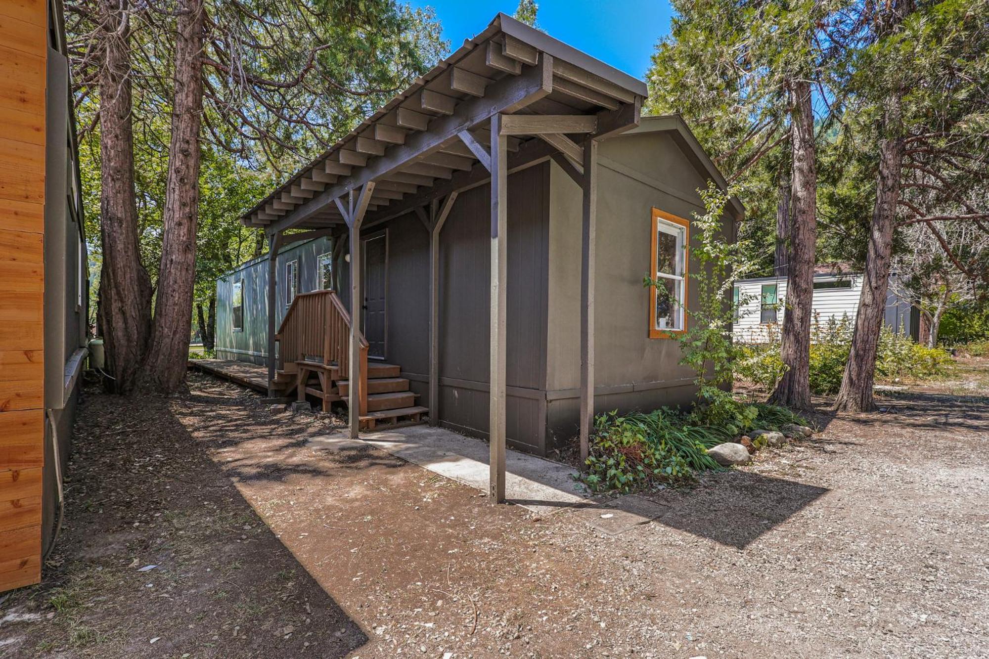 Cave Springs Resort Dunsmuir Esterno foto