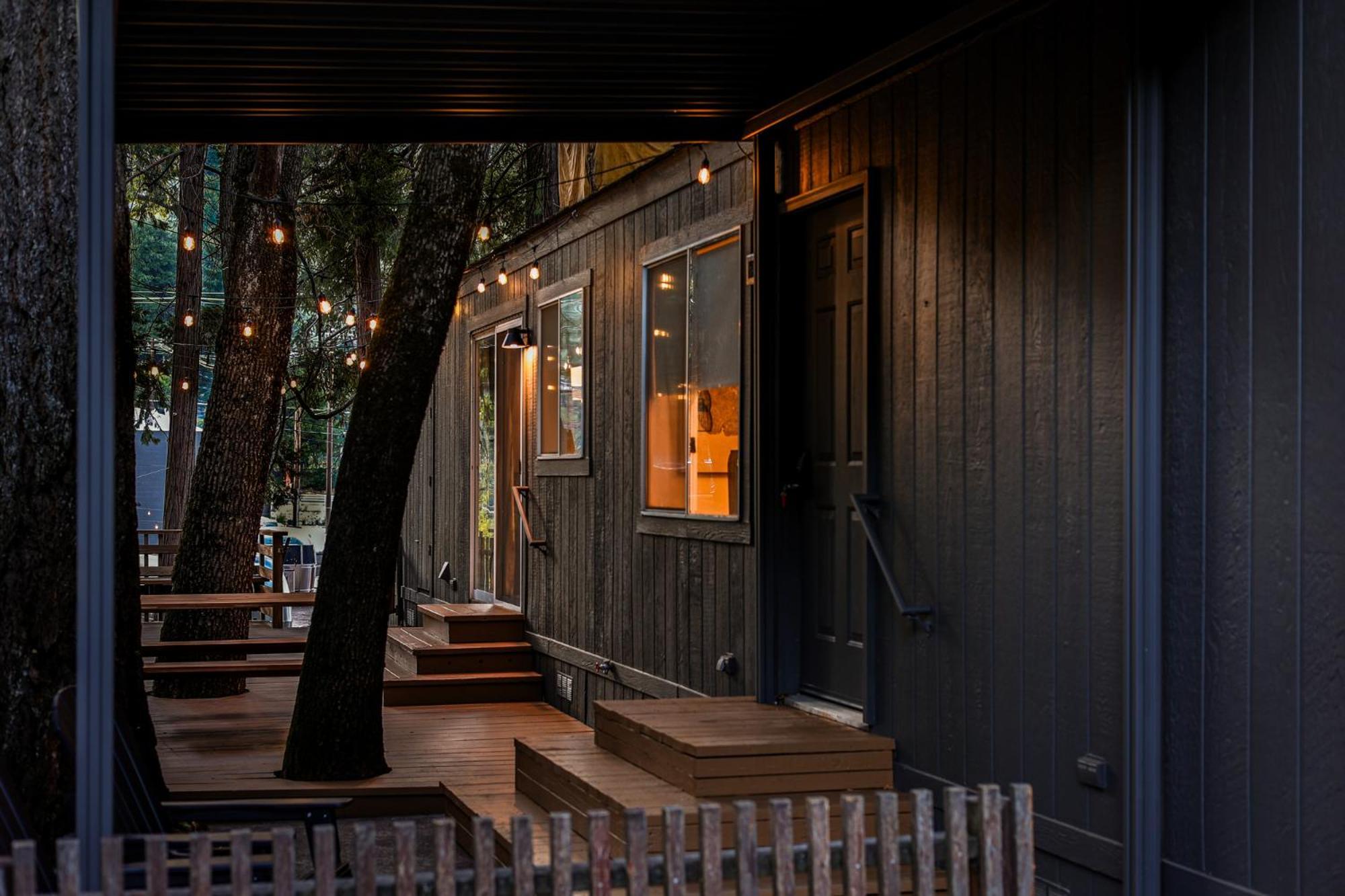 Cave Springs Resort Dunsmuir Esterno foto
