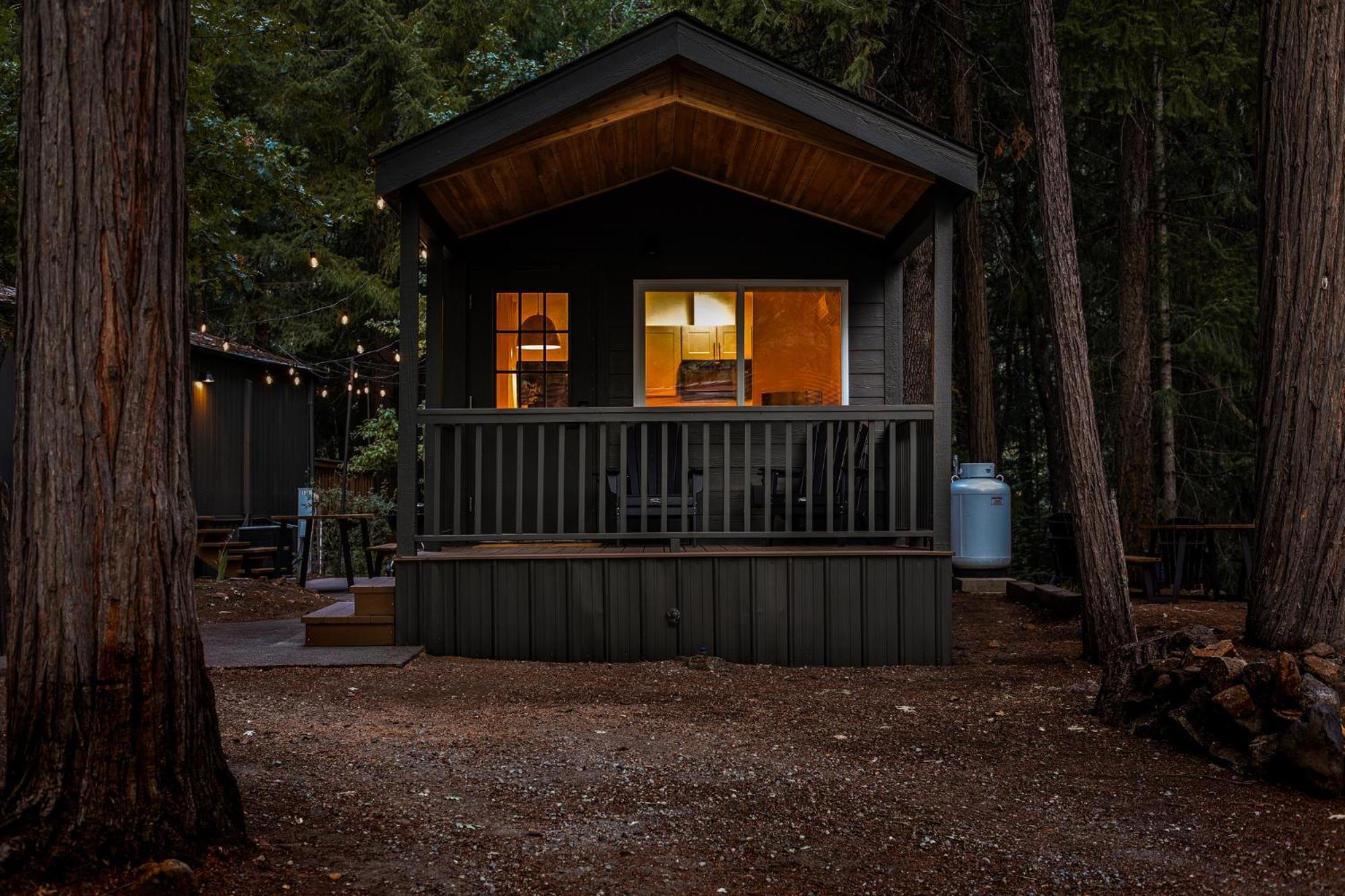 Cave Springs Resort Dunsmuir Esterno foto