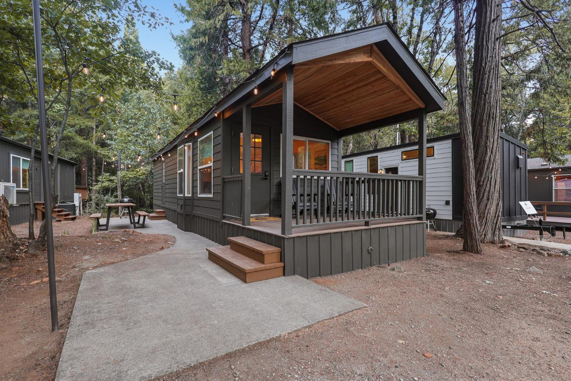 Cave Springs Resort Dunsmuir Esterno foto