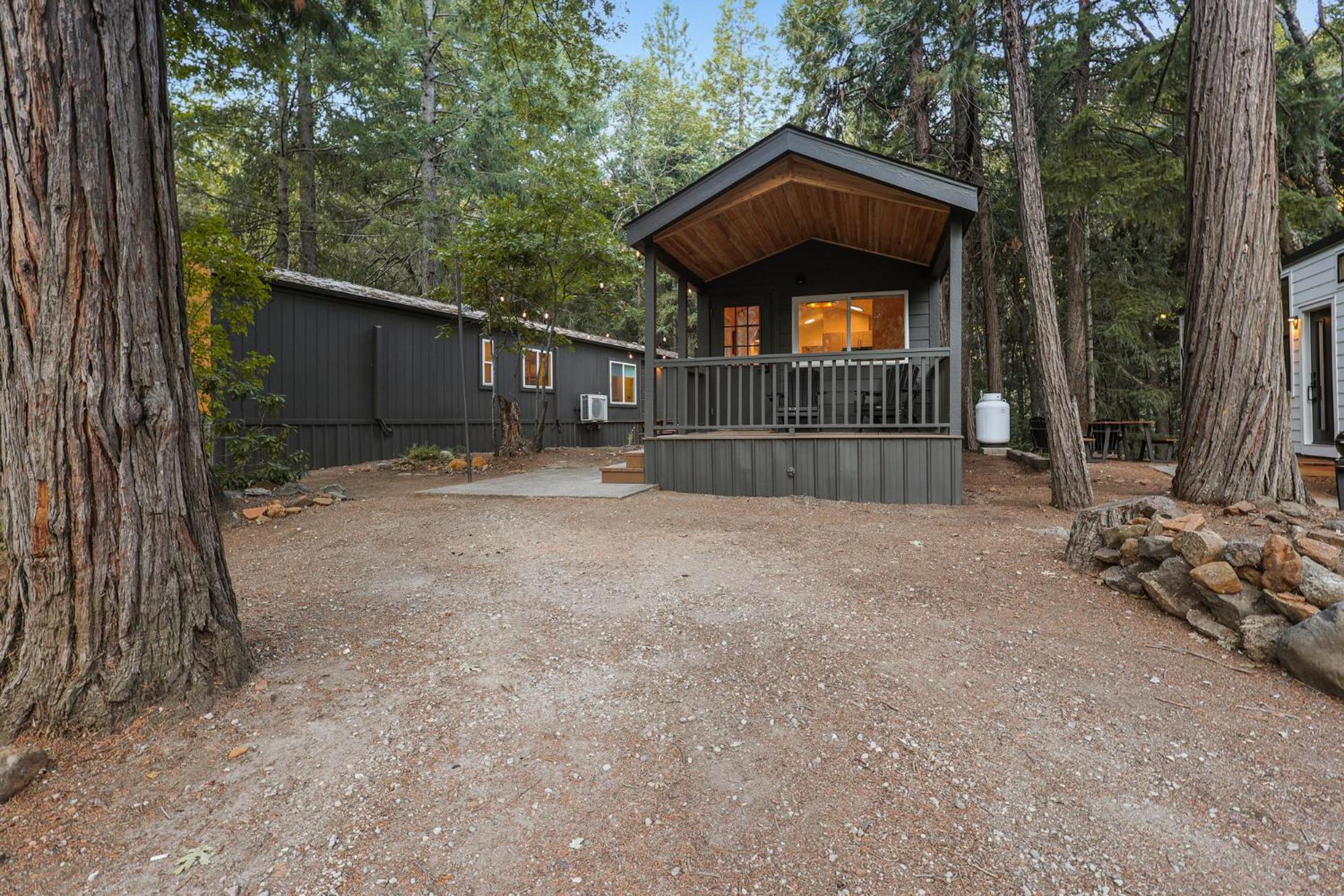 Cave Springs Resort Dunsmuir Esterno foto